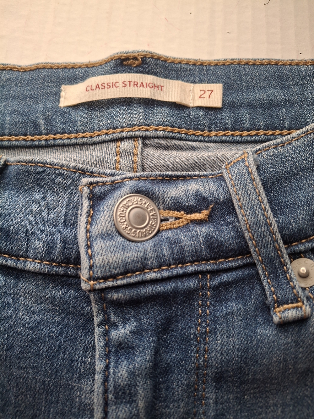 Levi's Classic Straight Jeans in Medium Blue
